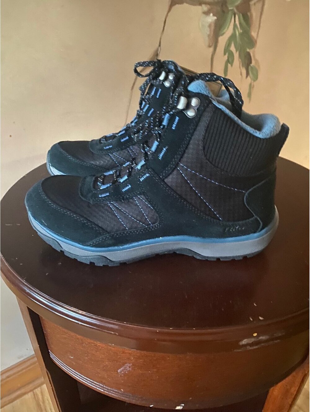 L.L. Bean Women’s Snow Sneakers Mid Lace-Up Boot 9M